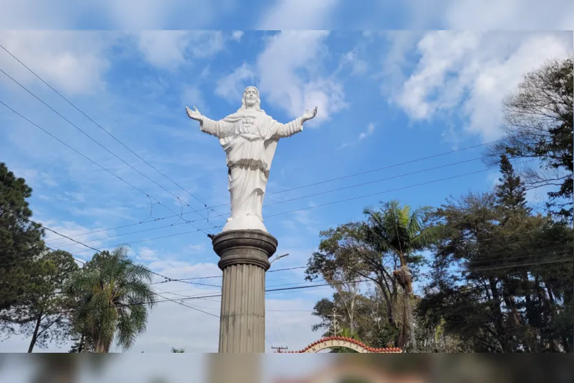  Estátua foi colocada sob um pedestal de 4 metros de altura 