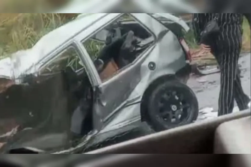  Fiat Uno ficou destruído na colisão 