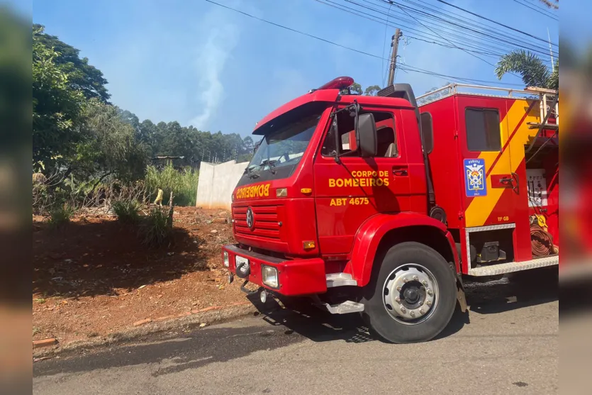 Fogo atinge tobogã de antigo parque aquático em Apucarana; veja