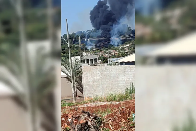  Fumaça densa pode ser vista de outros pontos da cidade 