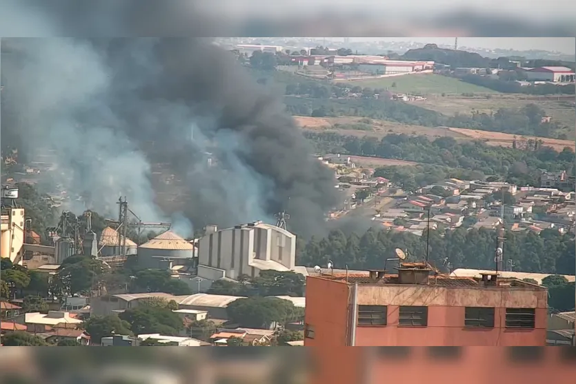  Fumaça densa pode ser vista de outros pontos da cidade 