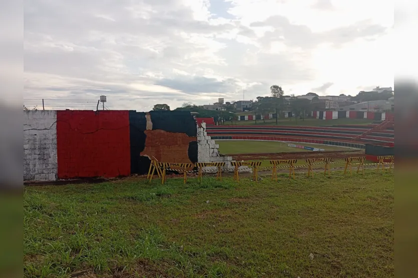 Parte de muro desaba no Estádio Olímpio Barreto de Apucarana