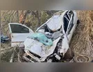 Carro bate em árvore e deixa uma pessoa morta e outra ferida