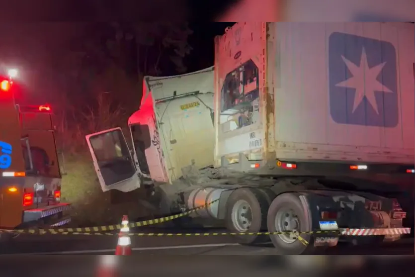  O acidente ocorreu no km 520, no começo da noite de sábado (17). 