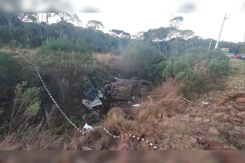  Após a colisão ambos veículos caíram em uma ribanceira 