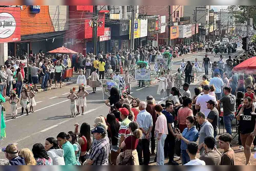  Desfile cívico da Independência reúne milhares de pessoas em Ivaiporã 