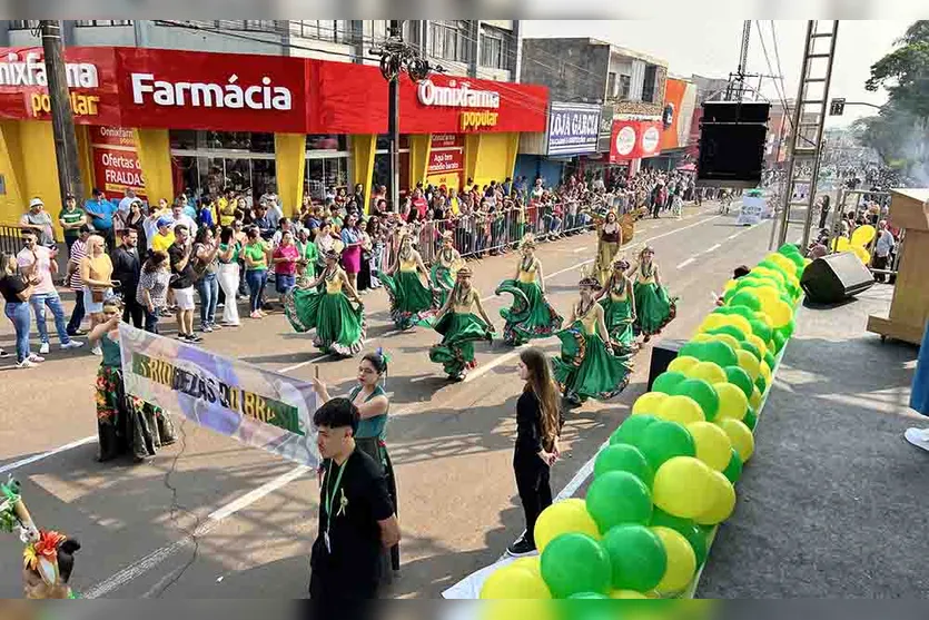  Desfile cívico da Independência reúne milhares de pessoas em Ivaiporã 