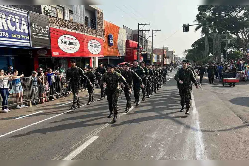  Desfile cívico da Independência reúne milhares de pessoas em Ivaiporã 