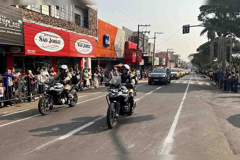  Desfile cívico da Independência reúne milhares de pessoas em Ivaiporã 