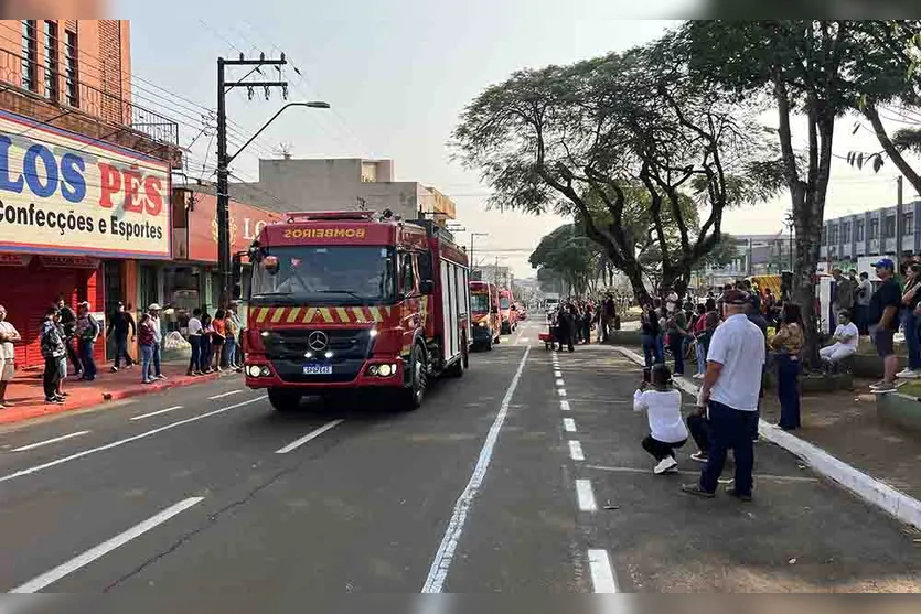  Desfile cívico da Independência reúne milhares de pessoas em Ivaiporã 