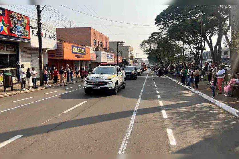  Desfile cívico da Independência reúne milhares de pessoas em Ivaiporã 