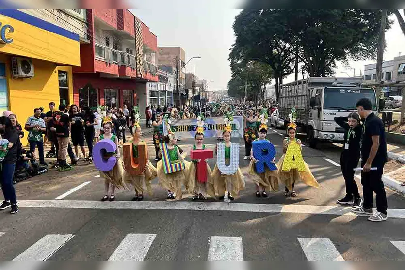  Desfile cívico da Independência reúne milhares de pessoas em Ivaiporã 