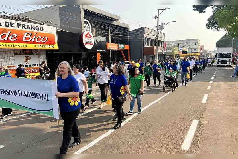  Desfile cívico da Independência reúne milhares de pessoas em Ivaiporã 