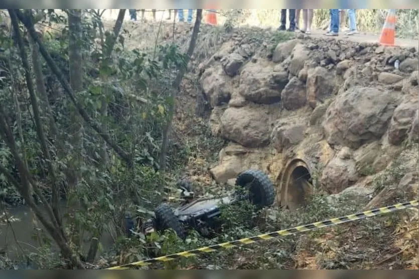  O veículo capotou e caiu em um rio na estrada da Linha do Ivaí 