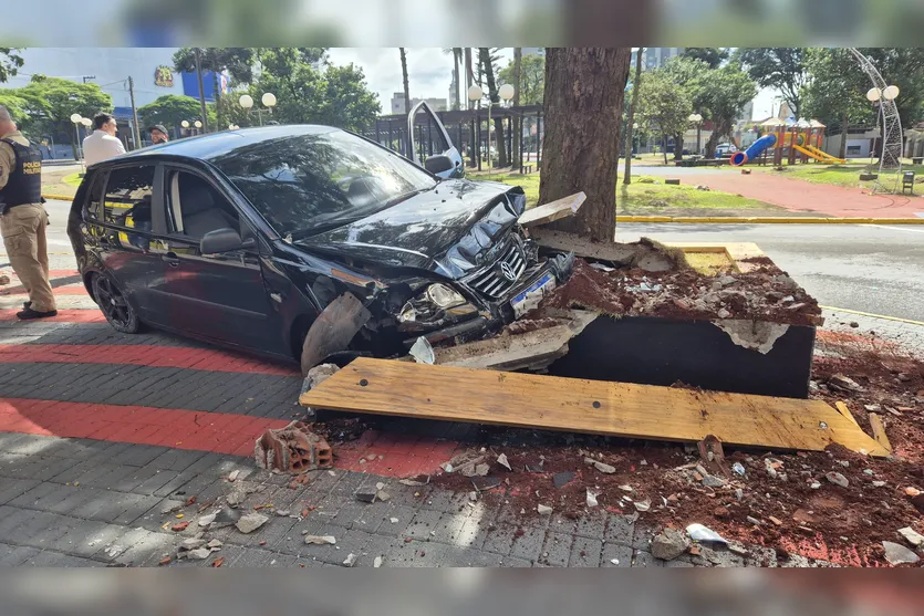  O carro sofreu diversas avarias, enquanto o motorista não teria sofrido ferimentos. 