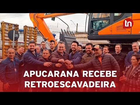 Beto Preto entrega retroescavadeira à Prefeitura de Apucarana