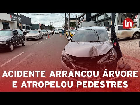 Motorista invade calçada, atropela pedestres e arranca árvore