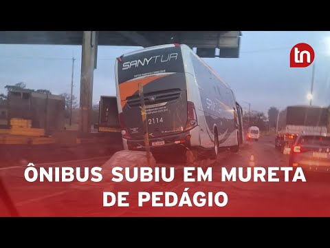Ônibus sobe em mureta de pedágio em Arapongas e deixa dois feridos