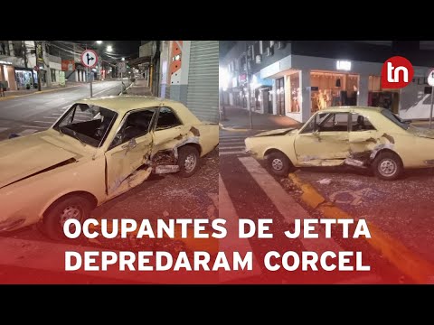 Vídeo mostra homens depredando Corcel após acidente