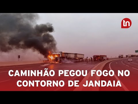 Caminhão carregado de açúcar pega fogo no Contorno de Jandaia do Sul