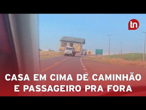 Caminhão transporta casa de madeira inteira no Paraná e impressiona