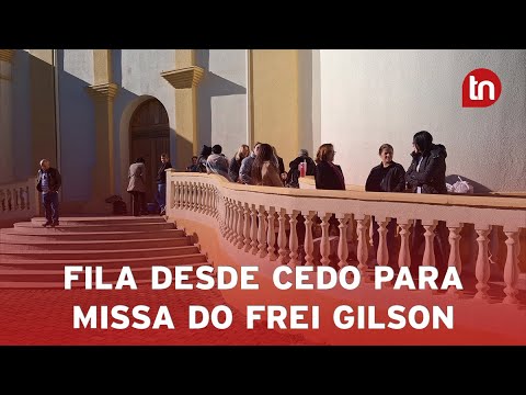 Fila é formada desde cedo para missa do Frei Gilson em Apucarana