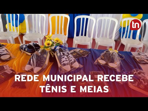 Rodolfo Mota entrega tênis para estudantes da rede municipal