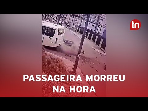 Passageira morre após carro bater contra ônibus no Paraná