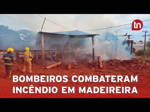 Bombeiros combatem incêndio em madeireira em Apucarana