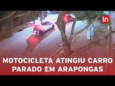 Câmera flagra motocicleta atingindo carro parado em Arapongas