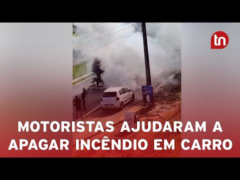 Carro pega fogo em rodovia de SC e motoristas param para ajudar