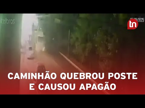 Veja momento em que caminhão quebra poste e causa apagão em Apucarana