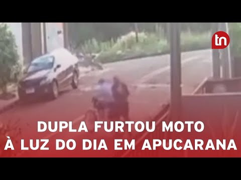 Câmera flagra dupla furtando moto à luz do dia em bairro de Apucarana