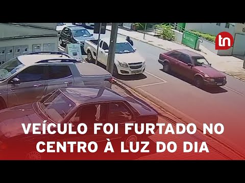 Câmera flagra ladrão furtando veículo no centro à luz do dia