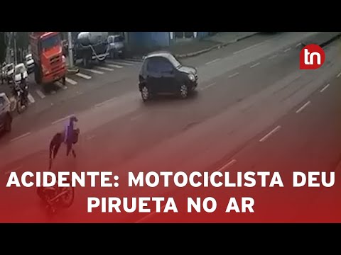 Motociclista dá pirueta no ar ao ser atingido por carro em Califórnia