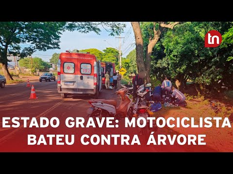 Homem colide moto contra árvore e fica gravemente ferido