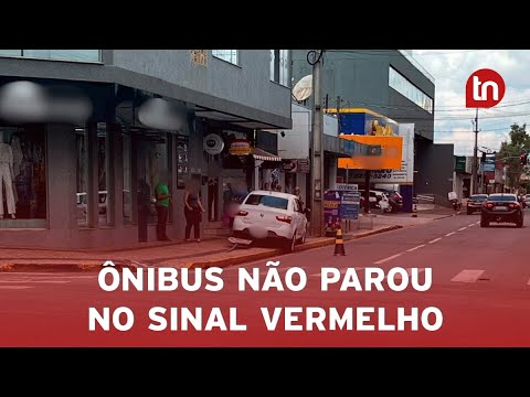 Ônibus avança sinal vermelho e quase causa acidente em Arapongas