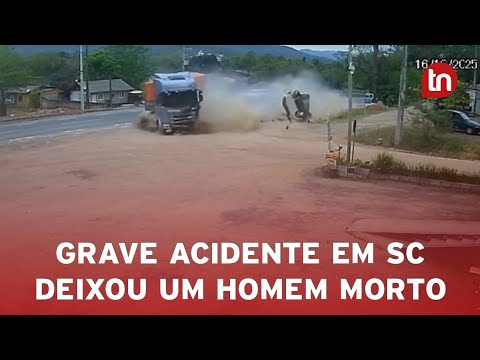 Vídeo mostra grave acidente entre dois carros e caminhão em SC