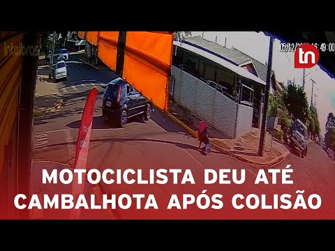Carro sobe em cima de moto após acidente em Apucarana