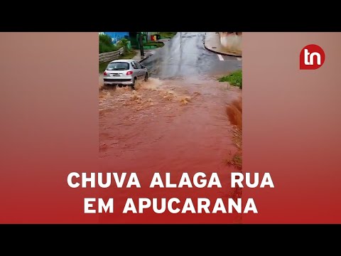 Chuva alaga rua e gera transtorno em Apucarana