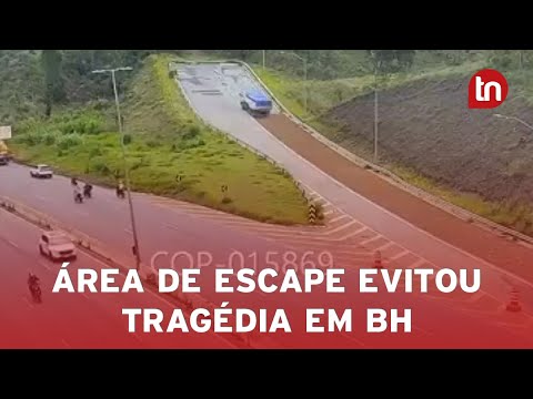Caminhão de 17 toneladas usa área de escape em BH para evitar acidente