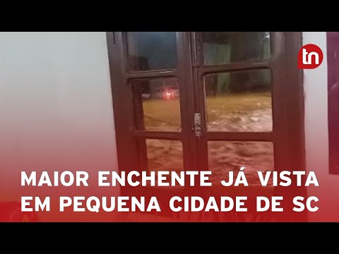 Chuvas intensas provocam maior enchente já vista em cidade de SC