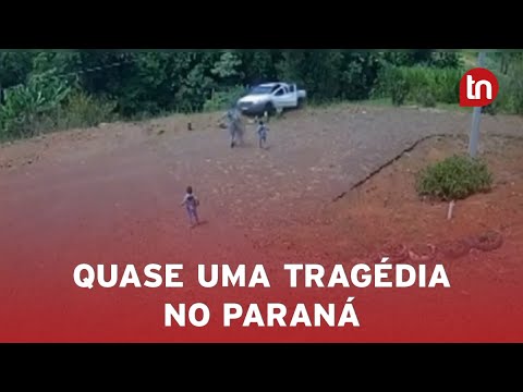Crianças soltam freio de mão e carro capota em barranco no PR