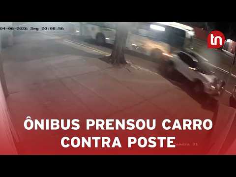 Ônibus do transporte coletivo atinge veículos parados e prensa carro contra poste no PR