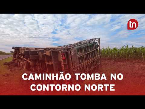 Caminhão carregado com frango tomba no Contorno Norte de Apucarana