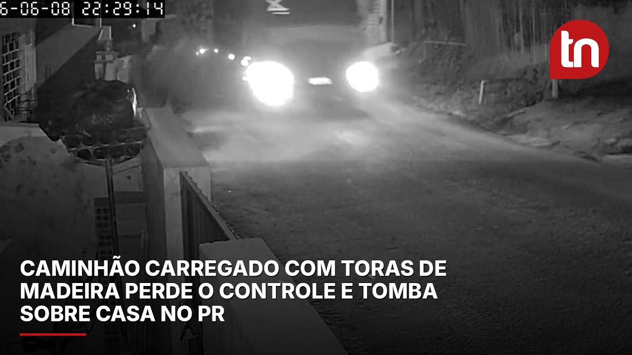 Caminhão carregado com toras de madeira perde o controle e tomba sobre casa no PR