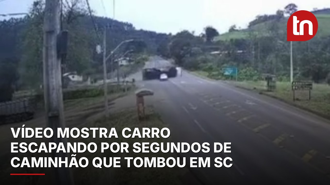 Vídeo mostra carro escapando por segundos de caminhão que tombou em SC