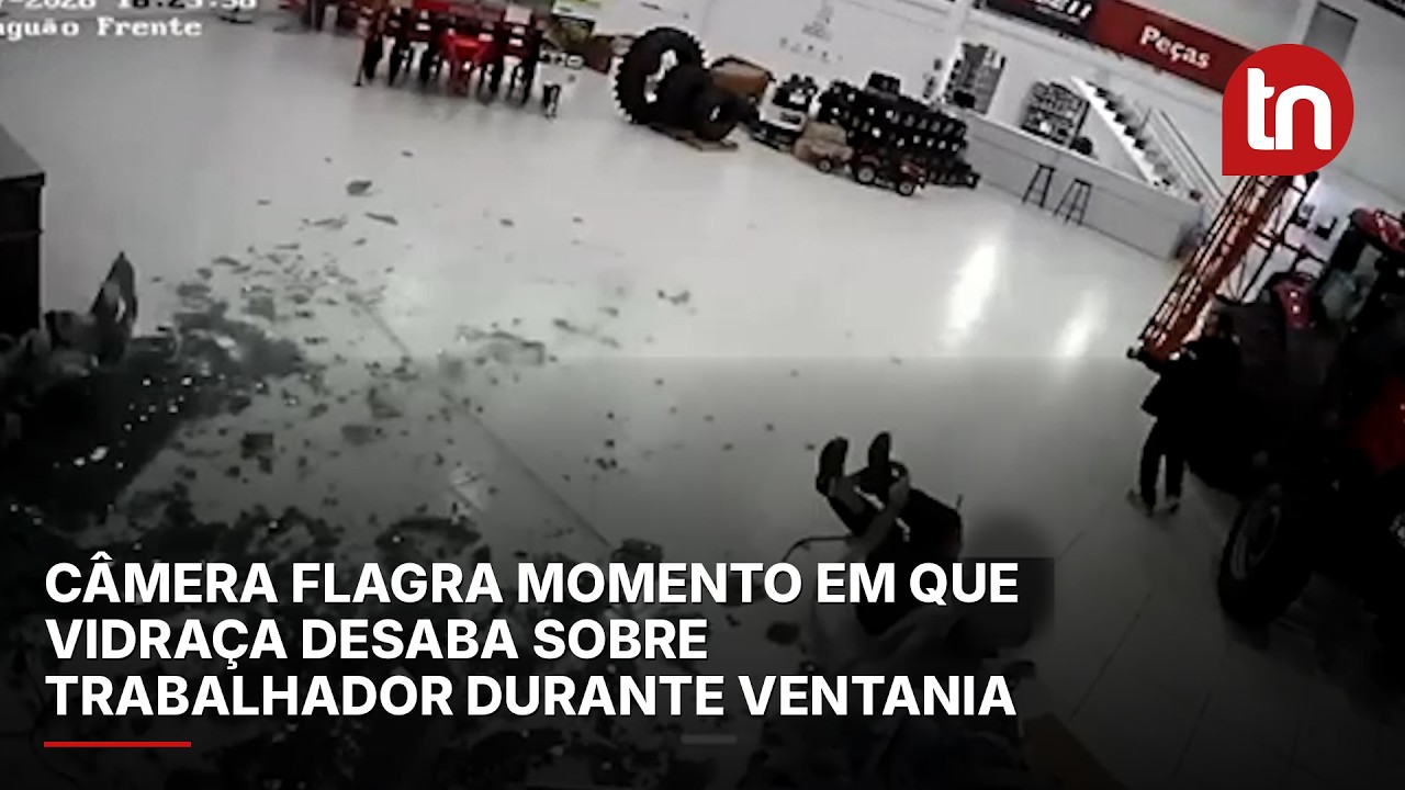 Câmera flagra momento em que vidraça desaba sobre trabalhador durante ventania no RS