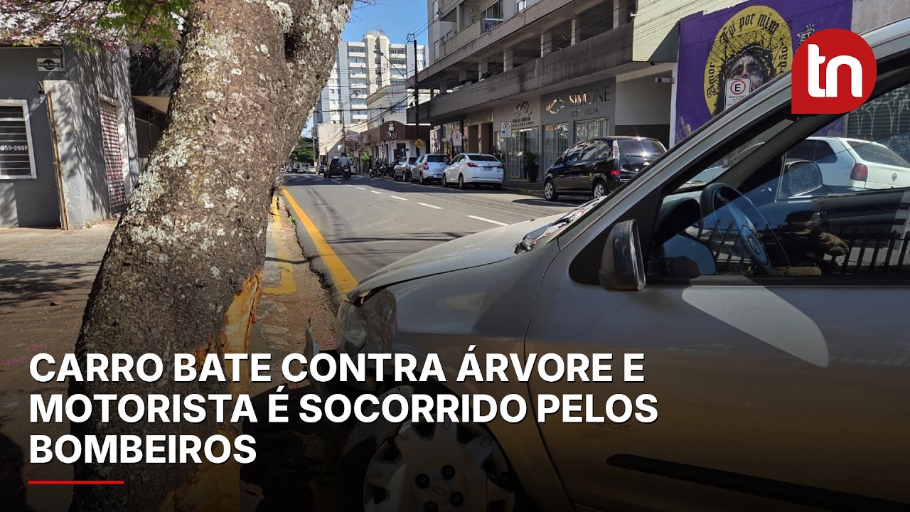 Carro bate contra árvore e motorista é socorrido pelos bombeiros no centro de Apucarana
