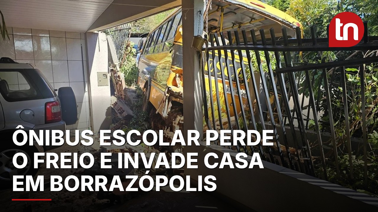 Ônibus escolar perde o freio e invade casa em Borrazópolis